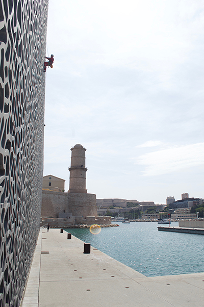 Cordiste sur une façade d'un bâtiment à Marseille
