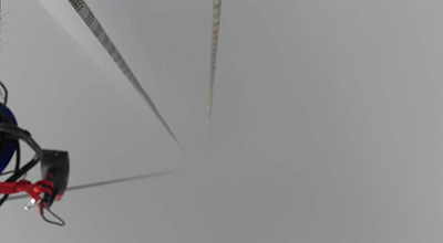 Cordes d'un cordiste disparaissant dans le brouillard